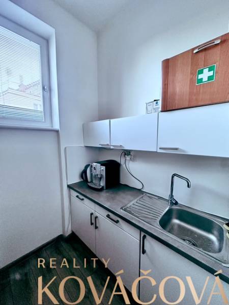 Prenájom kancelárskych priestorov, ul. Gen. M. R. Štefánika, Trenčín - Kuchynský kút v kancelárii so skrinkami, umývadlom a kávovarom.