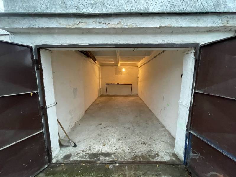 Predaj garáž na ul. Priekopy, Bratislava - Ružinov - Otvorená garáž na Priekopách v Bratislave - Ružinov, s betónovou podlahou a čelovým stolom.