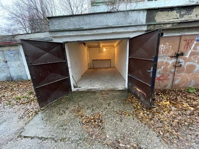 Predaj garáž na ul. Priekopy, Bratislava - Ružinov - Otvorené garáže na ulici Priekopy v Bratislave - Ružinov, obklopené jesenným lístím.