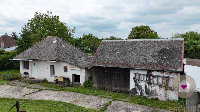 Veľký priestranný pozemok o rozlohe 7445 m2, Jelka  - Rodinný dom v Jelke na Slanej doline s dvomi prístavbami a šikmými strechami.