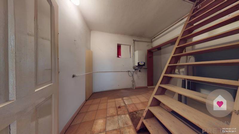 Veľký priestranný pozemok o rozlohe 7445 m2, Jelka  - Schodisko a bojler v dome so štvorcovými dlaždičkami na podlahe a bielymi stenami.