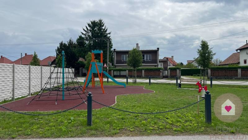 Veľký priestranný pozemok o rozlohe 7445 m2, Jelka  - Na ulici Slaná dolina v Jelka sa nachádza ihrisko pri rodinnom dome.