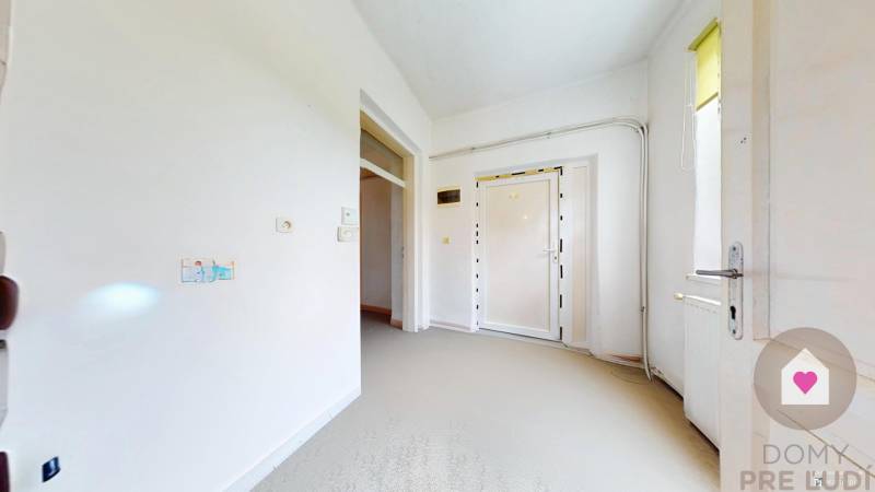Veľký priestranný pozemok o rozlohe 7445 m2, Jelka  - Svetlá predsieň s bielymi stenami a dverami v rodinnom dome.