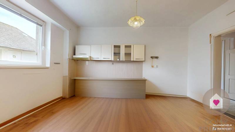 Veľký priestranný pozemok o rozlohe 7445 m2, Jelka  - Kuchyňa v rodinnom dome s jednoduchou linkou a svietidlom.