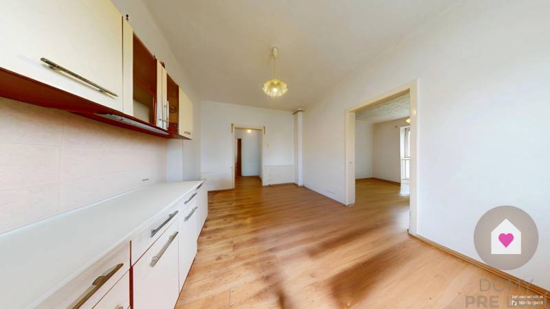 Veľký priestranný pozemok o rozlohe 7445 m2, Jelka  - Priestranná izba s drevenou podlahou a vstavanými skriňami v rodinnom dome.