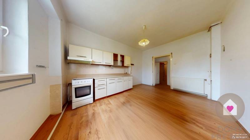 Veľký priestranný pozemok o rozlohe 7445 m2, Jelka  - Kuchyňa v rodinnom dome s jednoduchou linkou a sporákom.