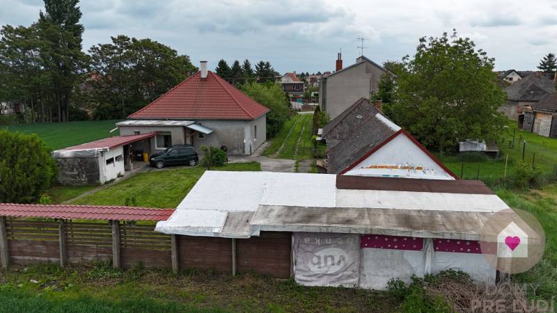 Veľký priestranný pozemok o rozlohe 7445 m2, Jelka  - Rodinný dom na Slanej doline v Jelke so záhradou a prístreškom pre auto.