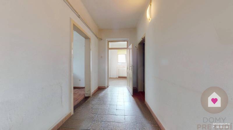 Veľký priestranný pozemok o rozlohe 7445 m2, Jelka  - Chodba so svetlým náterom a keramickou dlažbou v rodinnom dome.