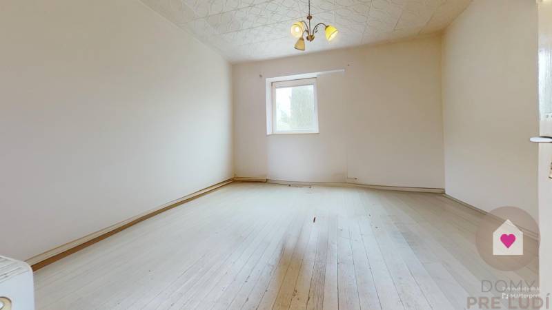 Veľký priestranný pozemok o rozlohe 7445 m2, Jelka  - Prázdna izba s bielymi stenami a podlahou v rodinnom dome.