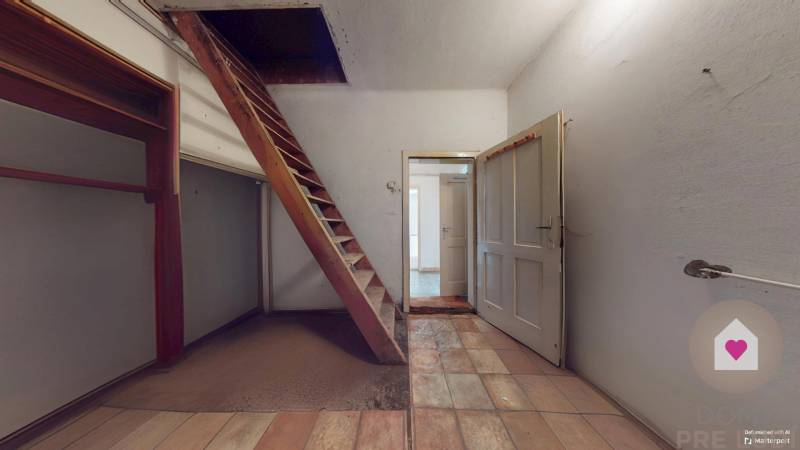 Veľký priestranný pozemok o rozlohe 7445 m2, Jelka  - Chodba v rodinnom dome s drevenými schodmi a bielymi stenami.