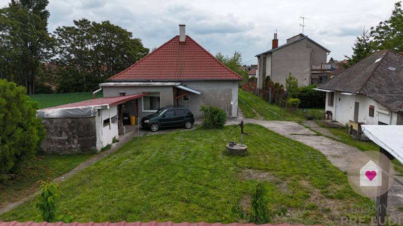 Veľký priestranný pozemok o rozlohe 7445 m2, Jelka  - Rodinný dom na Slanej doline v Jelke s trávnikom, autom a studňou.
