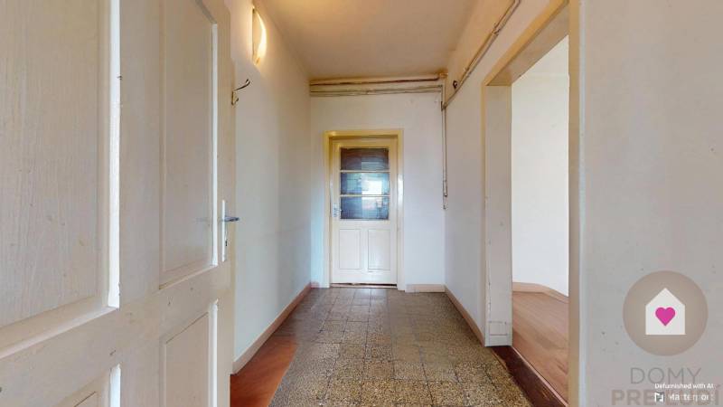 Veľký priestranný pozemok o rozlohe 7445 m2 s RD, Jelka  - Chodba v rodinnom dome s kamennou podlahou a drevenými dverami.