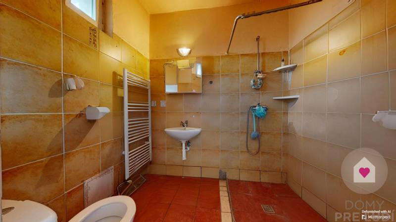 Veľký priestranný pozemok o rozlohe 7445 m2 s RD, Jelka  - Kúpeľňa s WC, sprchou a umývadlom v rodinnom dome, dlažba s teplým tónom.