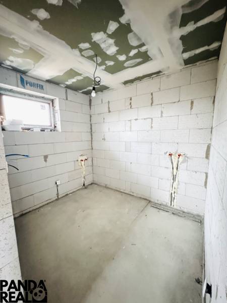 NOVOSTAVBA V CENE 3IZB BYTU - Interiérová fotografia miestnosti vo výstavbe s nedokončenými stenami a stropom v rodinnom dome.