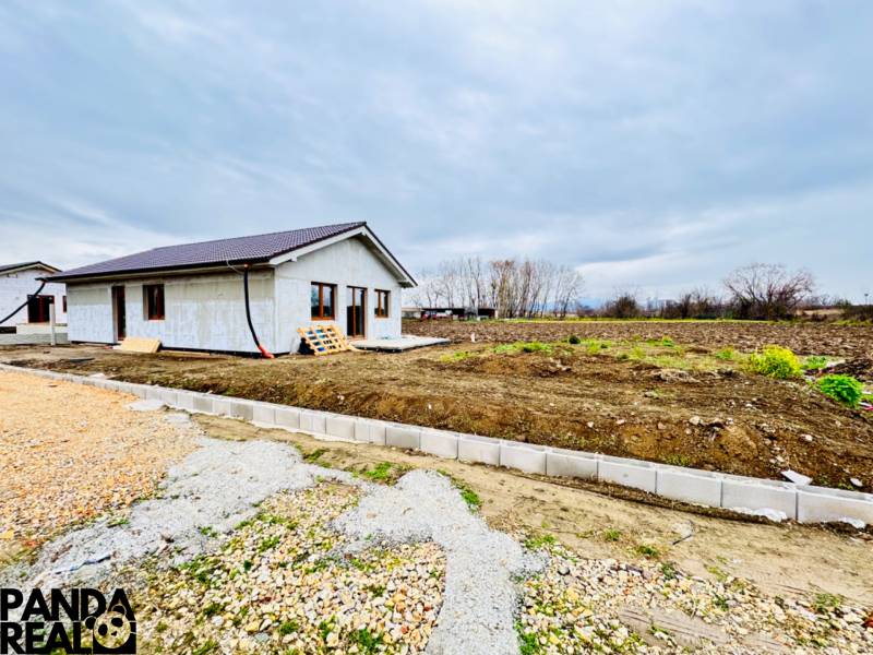 NOVOSTAVBA V CENE 3IZB BYTU - Stavebný Rodinný dom v Malých Ripňanoch so šikmou strechou a neudržiavaným okolím.