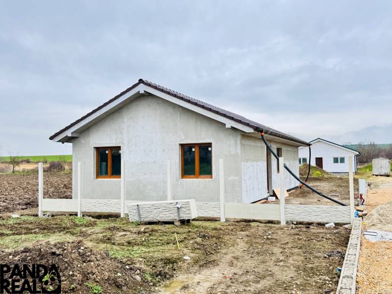 NOVOSTAVBA V CENE 3IZB BYTU - Rodinný dom v Malých Ripňanoch s neomietnutou fasádou, oplotenie, vidiecke prostredie.