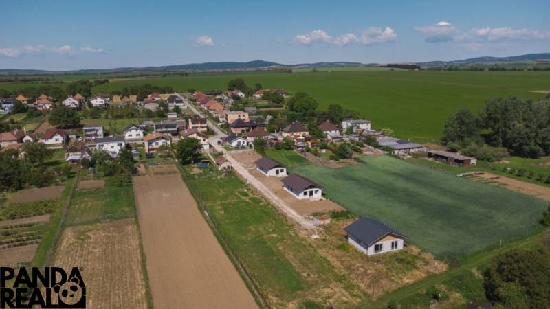 NOVOSTAVBA V CENE 3IZB BYTU - Letecký pohľad na rodinné domy v Malých Ripňanoch uprostred poľnohospodárskej krajiny.