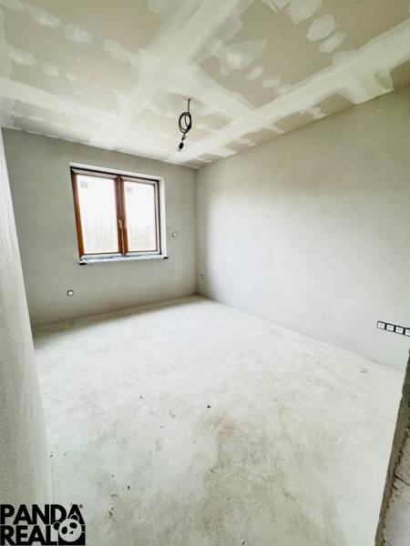 NOVOSTAVBA V CENE 3IZB BYTU - Svetlá miestnosť v Rodinnom dome s omietnutými stenami a elektrickými prípojkami.