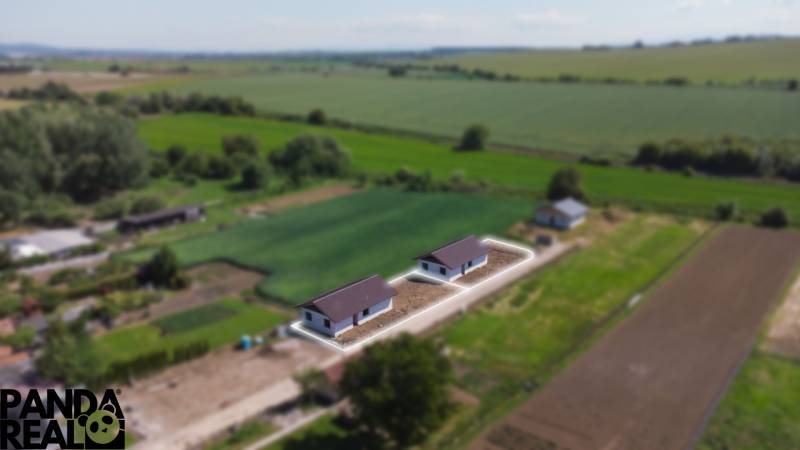 NOVOSTAVBA V CENE 3IZB BYTU - Záber na dva rodinné domy v Malých Ripňanoch obklopené poľami a zeleňou.