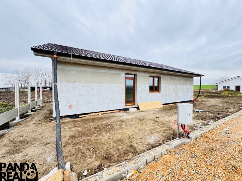 NOVOSTAVBA V CENE 3IZB BYTU - Rodinný dom v Malých Ripňanoch s nenatretou fasádou a šikmou strechou.