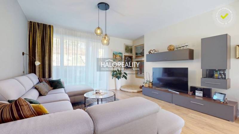 REZERVOVANÉ - Predaj, rodinný dom Zvolen, Podborová,... - Obývačka v rodinnom dome s pohodlnou sedačkou a podlahou s dreveným dekorom.