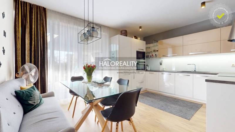 REZERVOVANÉ - Predaj, rodinný dom Zvolen, Podborová,... - Kuchyňa v rodinnom dome s jedálenským stolom, sedačkou a podlahou s dreveným dekorom.