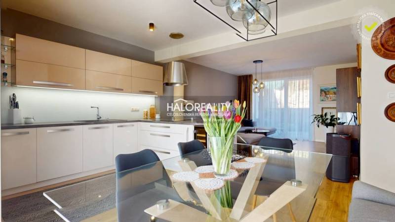 REZERVOVANÉ - Predaj, rodinný dom Zvolen, Podborová,... - Kuchyňa spojená s obývačkou, sklenený stôl s kvetmi, rodinný dom, moderné osvetlenie.