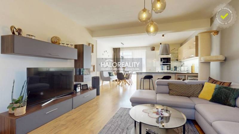 REZERVOVANÉ - Predaj, rodinný dom Zvolen, Podborová,... - Obývacia izba s podlahou s dreveným dekorom, pohodlnou sedačkou a priestrannou kuchyňou v rodinnom dome.