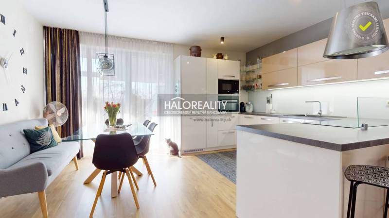 REZERVOVANÉ - Predaj, rodinný dom Zvolen, Podborová,... - Obývačka s kuchyňou a jedálňou, svetlá miestnosť, jedálenský stôl, rodinný dom.