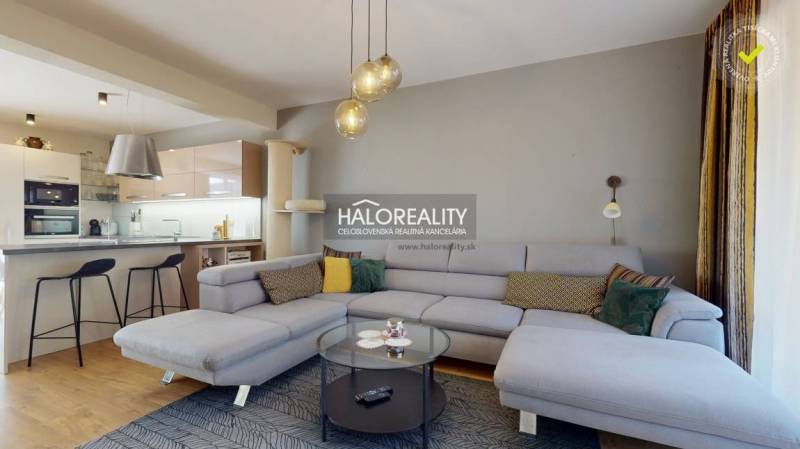 REZERVOVANÉ - Predaj, rodinný dom Zvolen, Podborová,... - Priestranná obývacia izba v rodinnom dome so sedačkou, kuchynským kútom a podlahou s dreveným dekorom.