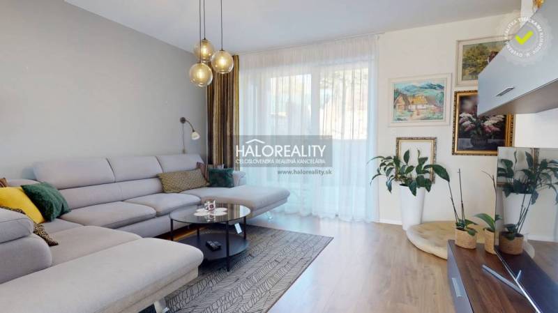 REZERVOVANÉ - Predaj, rodinný dom Zvolen, Podborová,... - Obývacia izba v rodinnom dome s pohodlnou sedačkou, podlahou s dreveným dekorom a rastlinami.