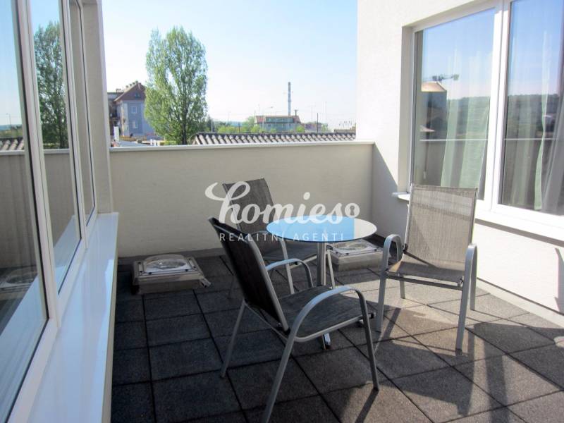 PRENÁJOM KANCELÁRSKYCH priestorov , NITRA - Štúrova ulica - Terasa s dvomi stoličkami a stolíkom v kanceláriách na Štúrovej ulici, Nitra.