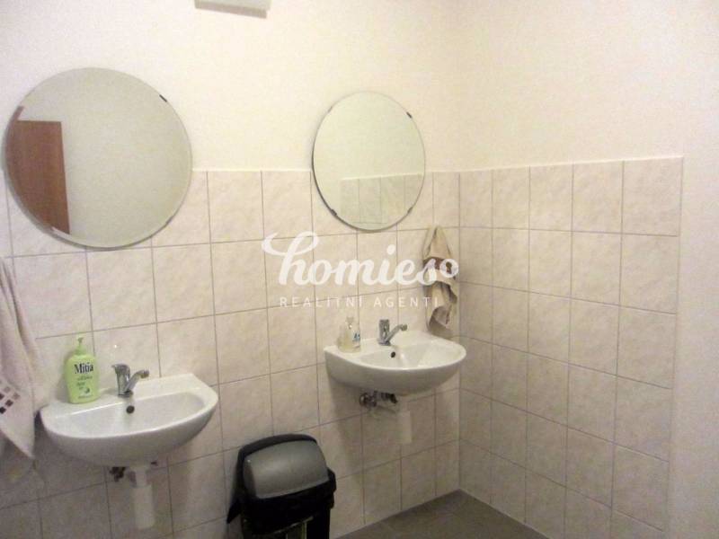 PRENÁJOM KANCELÁRSKYCH priestorov , NITRA - Štúrova ulica - Kúpeľňa s dvoma umývadlami a okrúhlymi zrkadlami v kancelárii.