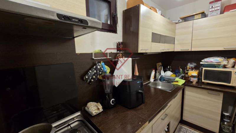 AKCIA - 2 Rodinné domy za cenu jedného obec Veľká Mača  - Kuchyňa v Rodinnom dome s kuchynskou linkou, drezom a spotrebičmi.