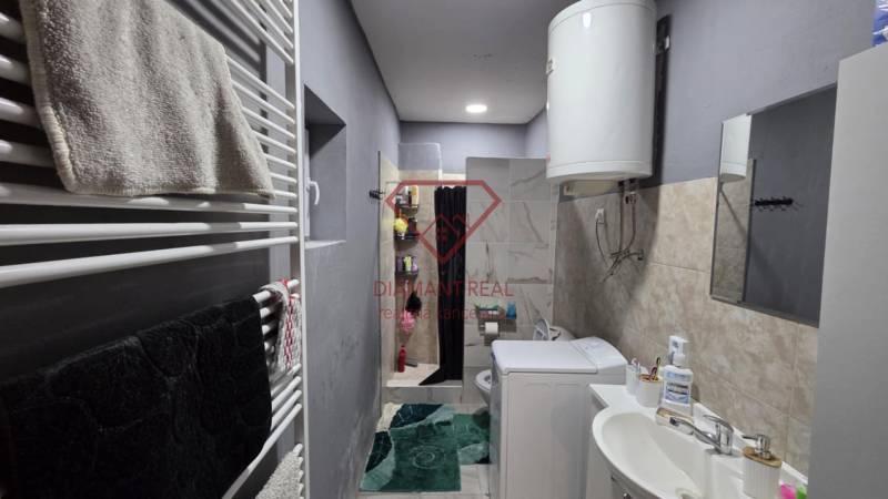 AKCIA - 2 Rodinné domy za cenu jedného obec Veľká Mača  - Kúpeľňa v rodinnom dome s umývadlom, práčkou, bojlerom a sprchovacím kútom.