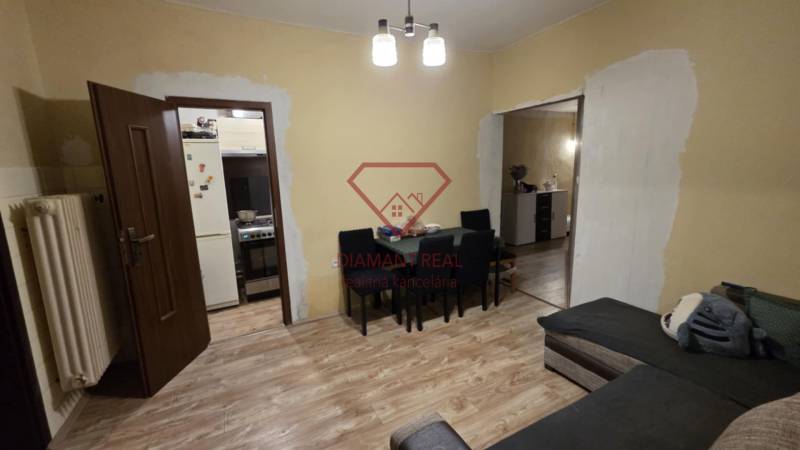 AKCIA - 2 Rodinné domy za cenu jedného obec Veľká Mača  - Obývacia izba v rodinnom dome s podlahou s dreveným dekorom, stolom a pohovkou.