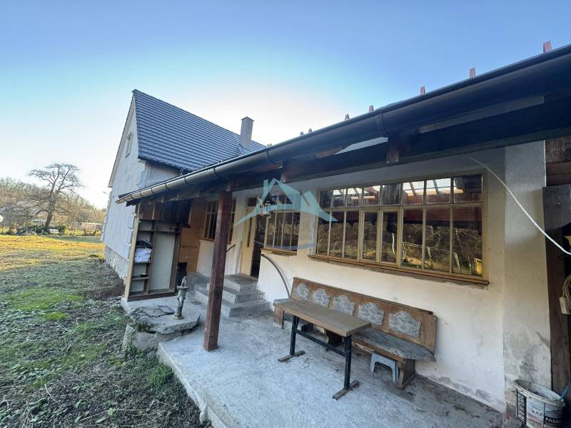 Skrytý raj v srdci prírody - Rodinný dom v Demandiciach so záhradou, drevenou lavičkou a vonkajším posedením.