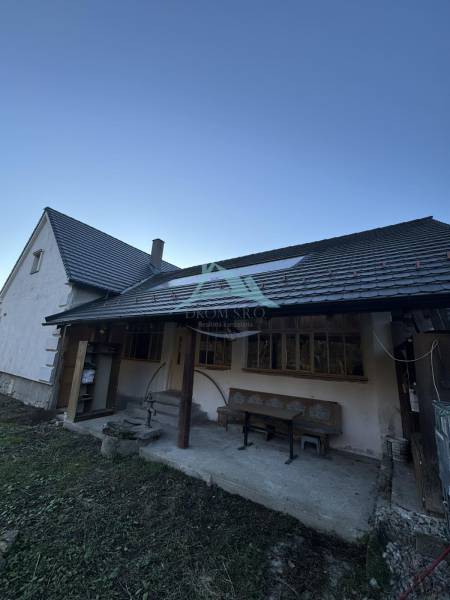 Skrytý raj v srdci prírody - Rodinný dom v Demandiciach so sedením na dvore a miernym svahom.