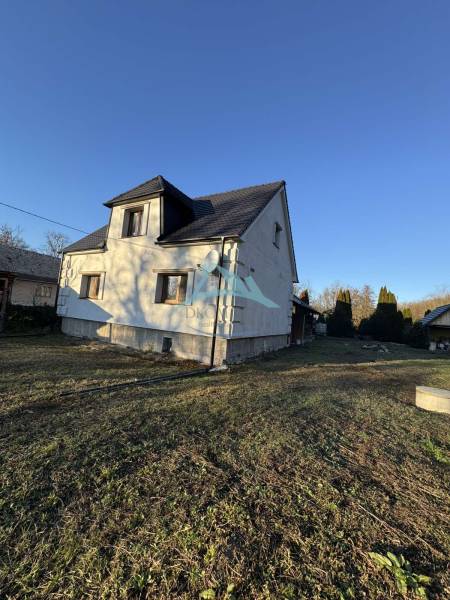 Skrytý raj v srdci prírody - Rodinný dom v Demandiciach s dvomi poschodiami a zatrávneným pozemkom.