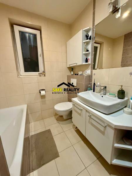 Dvojizbový byt, Považská Bystrica - Stred - Kúpeľňa s vaňou a bielym umývadlom v 2-izbovom byte.