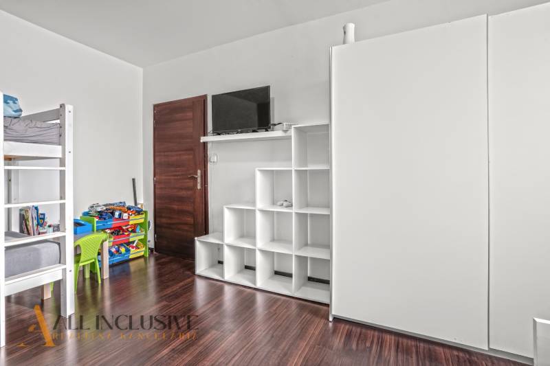 NA PREDAJ 3-IZBOVÝ BYT S PIVNICOU, SENEC - Detská izba s poschodovou posteľou a úložnými priestormi, podlaha s dreveným dekorom.