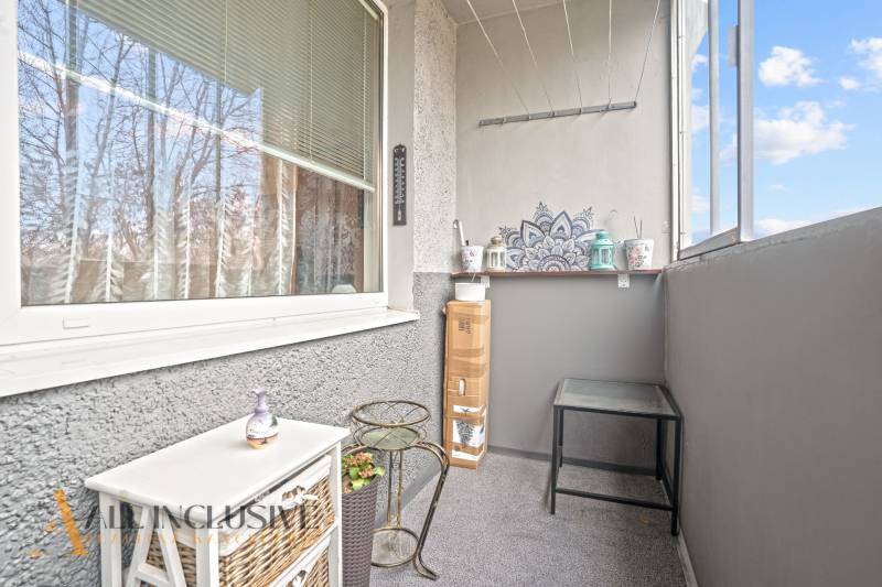 NA PREDAJ 3-IZBOVÝ BYT S PIVNICOU, SENEC - Balkón s ozdobami a oknom v 3-izbovom byte v Senci.