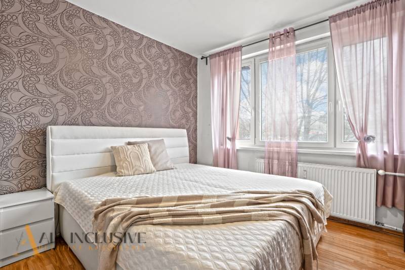 NA PREDAJ 3-IZBOVÝ BYT S PIVNICOU, SENEC - Spálňa v 3-izbovom byte s dekoračnou tapetou a podlahou s dreveným dekorom.