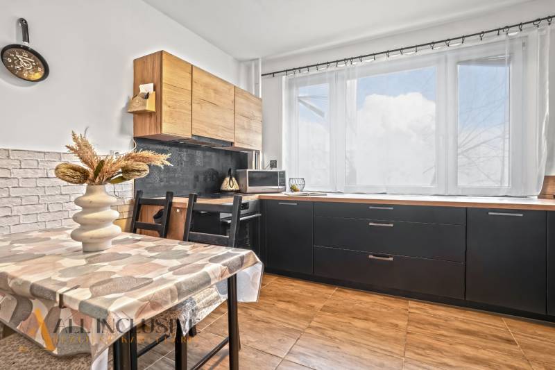 NA PREDAJ 3-IZBOVÝ BYT S PIVNICOU, SENEC - Kuchyňa v 3-izbovom byte so svetlou výzdobou a podlahou s dreveným dekorom.