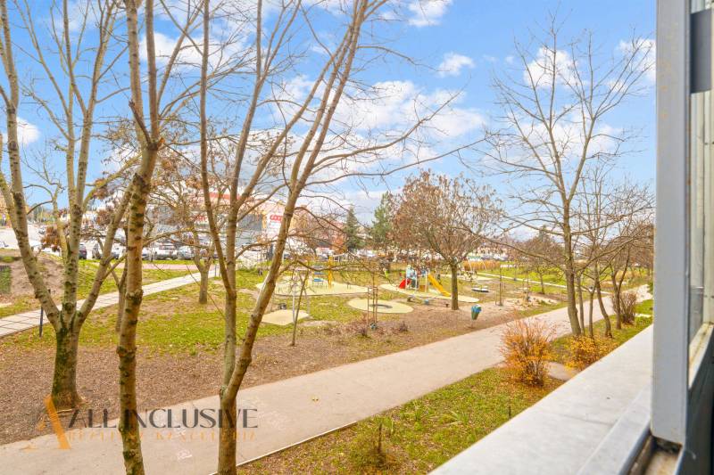 NA PREDAJ 3-IZBOVÝ BYT S PIVNICOU, SENEC - Výhľad z 3-izbového bytu v Senci na park s ihriskom.