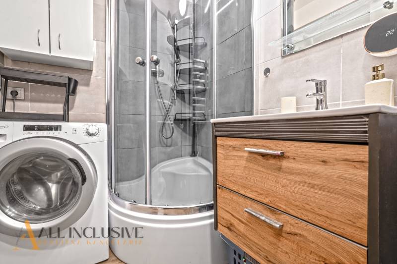 NA PREDAJ 3-IZBOVÝ BYT S PIVNICOU, SENEC - Kúpeľňa s práčkou, sprchovacím kútom a skrinkou v 3-izbovom byte.