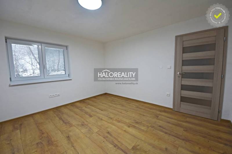 Prenájom, rodinný dom Nová Baňa - NOVOSTAVBA - EXKLU... - Prázdna izba v rodinnom dome s podlahou s dreveným dekorom a oknom.