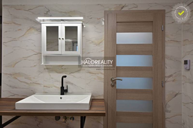 Prenájom, rodinný dom Nová Baňa - NOVOSTAVBA - EXKLU... - Kúpeľňa s umývadlom, čiernym vodovodným kohútikom a skrinkou v rodinnom dome.