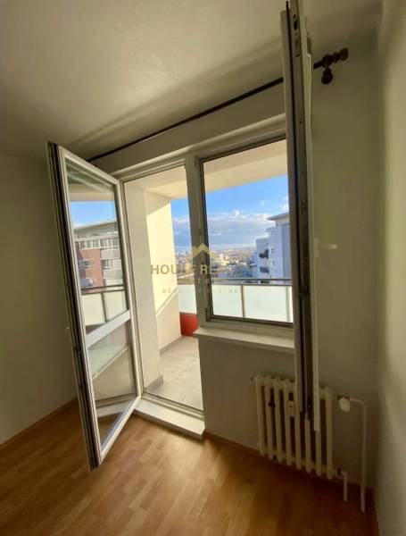 Pekný 3 izbový byt s lodžiou, ulica Nad Lúčkami, BA IV. Karlova Ves - Izba s podlahou s dreveným dekorom, výhľadom a otvoreným oknom, 3-izbový byt.