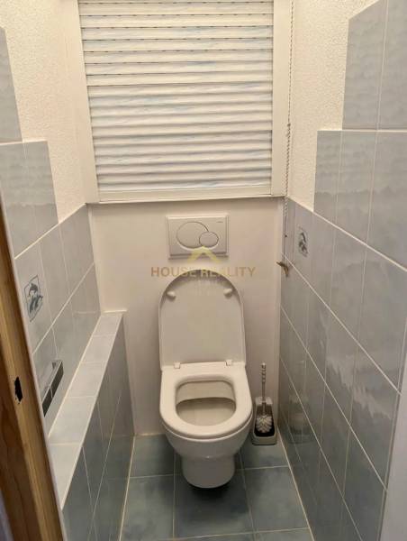 Pekný 3 izbový byt s lodžiou, ulica Nad Lúčkami, BA IV. Karlova Ves - Kúpeľňa v 3-izbovom byte s modrou dlažbou a toaletou.